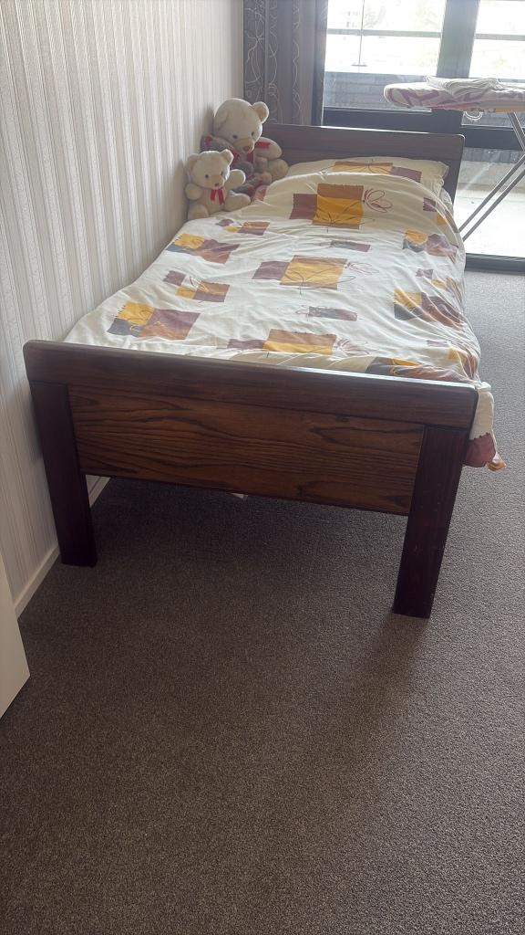 Eenpersoonsbed klassiek eiken, Huis en Inrichting, Slaapkamer | Bedden, Ophalen, 90 cm, Eenpersoons, Bruin