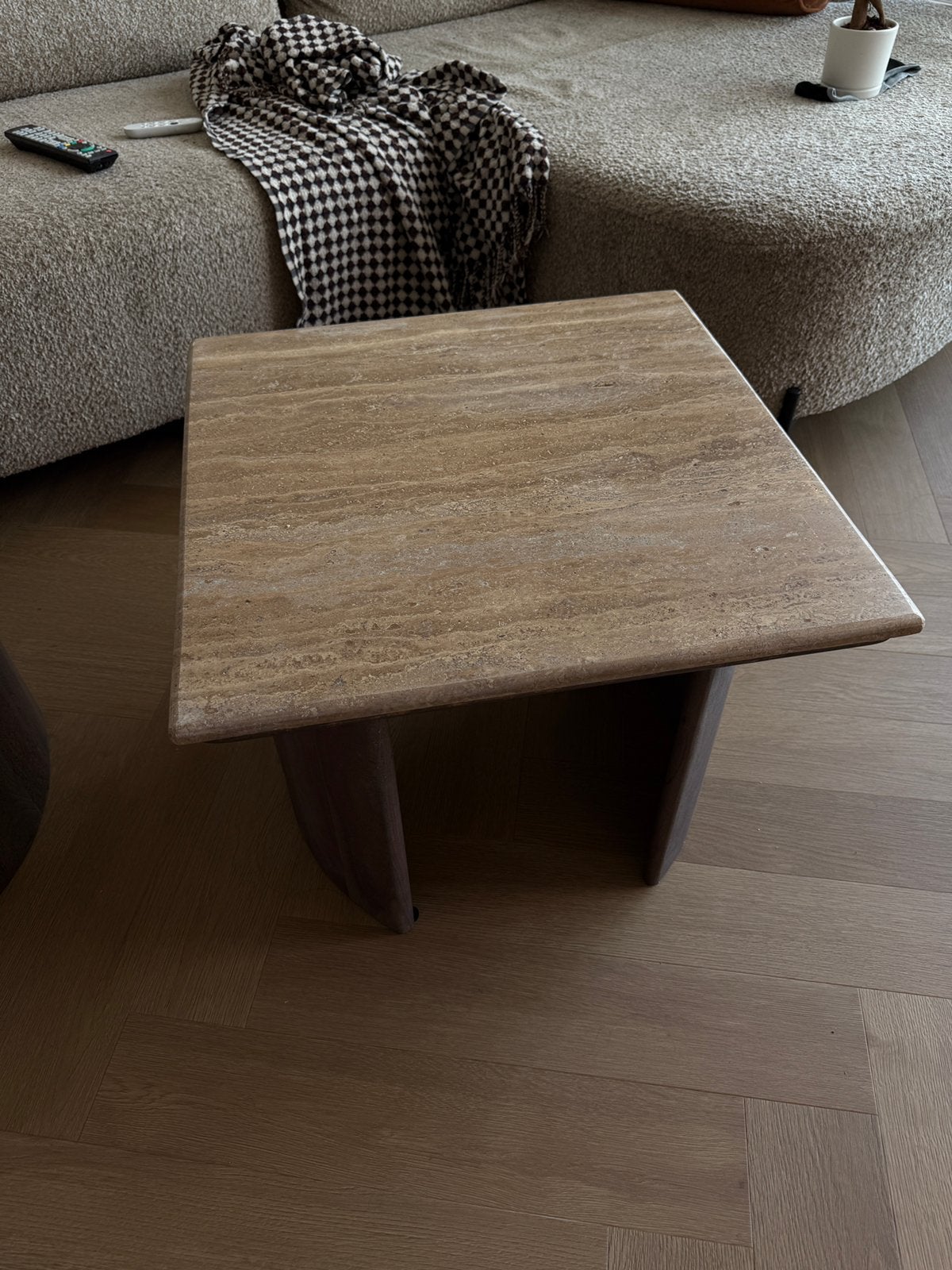 New sklum travertine bijzettafel 55x 55x 45 cm, Ophalen, Zo goed als nieuw, Vierkant, 50 tot 100 cm