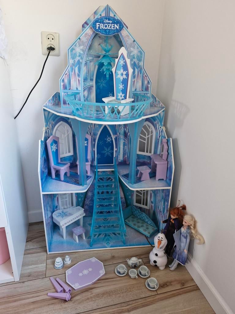 Disney Frozen poppenhuis met meubilair, Kinderen en Baby's, Speelgoed | Poppenhuizen, Poppenhuis, Ophalen