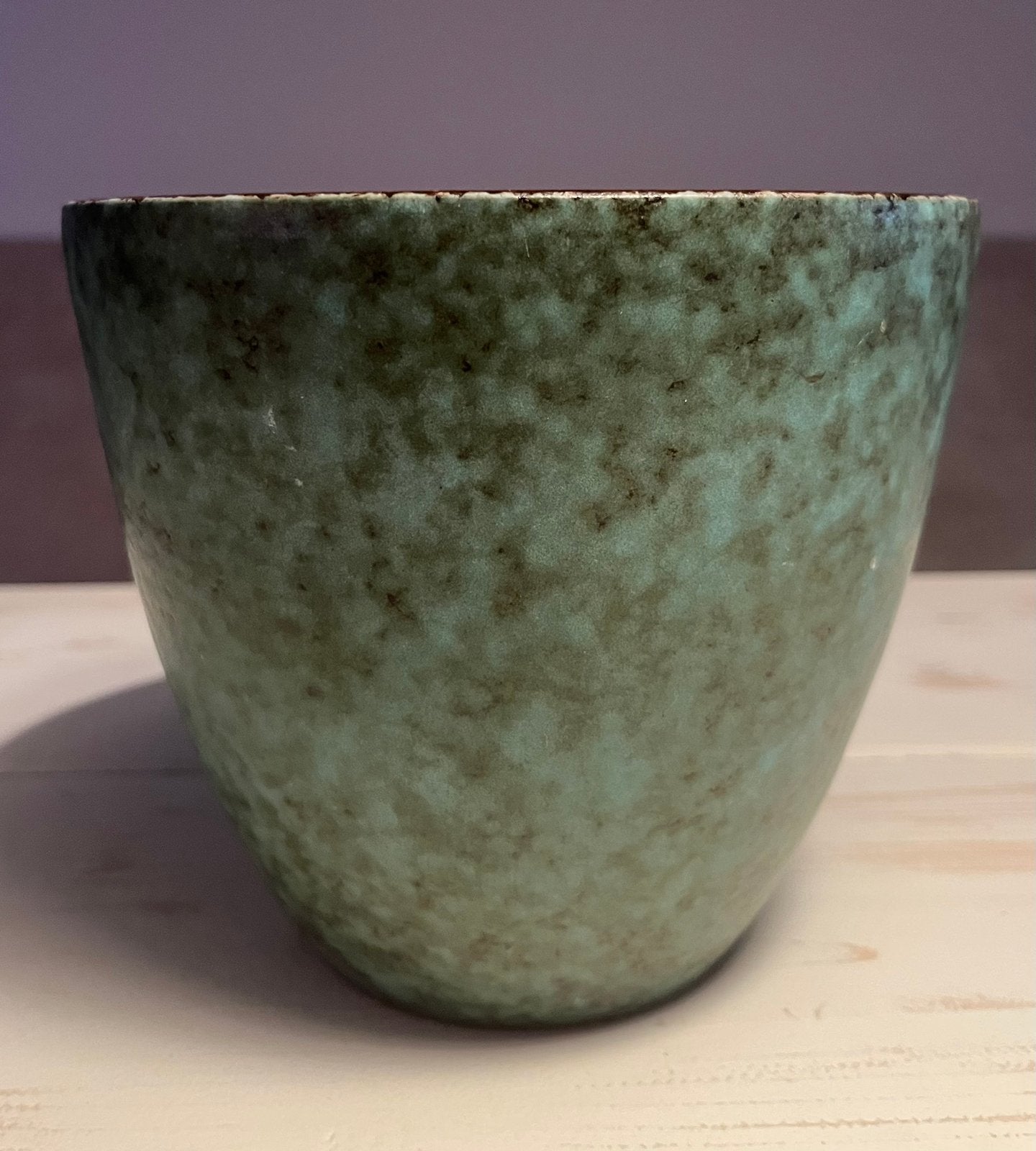 Retro bloempot in groen tinten met vleug zwart, Rond, Binnen, Ophalen of Verzenden, Zo goed als nieuw