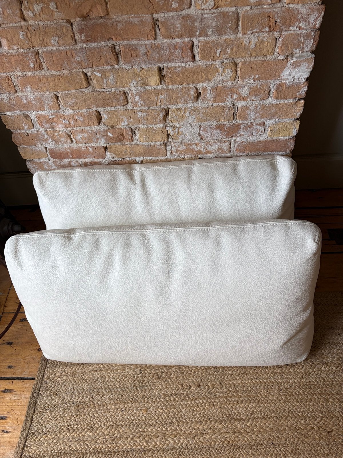 IKEA Vallentuna rugkussens (2 stuks) - wit leatherlook, Ophalen of Verzenden, Gebruikt, Kunststof