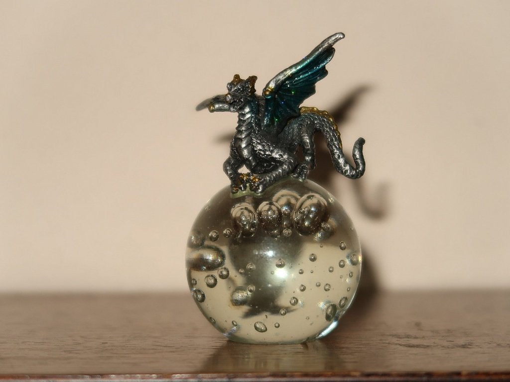 tinnen draak op glazen bol, kleine Fantasy presse-papier, Verzenden, Zo goed als nieuw, Fantasy