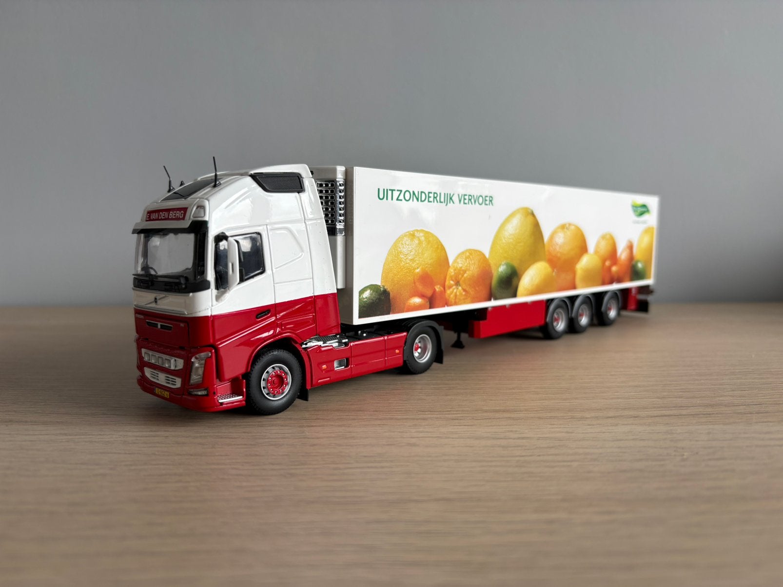 Tekno E Van Den Berg Volvo FH04 Globetrotter XL 4x2, Ophalen, Nieuw, Bus of Vrachtwagen, Tekno