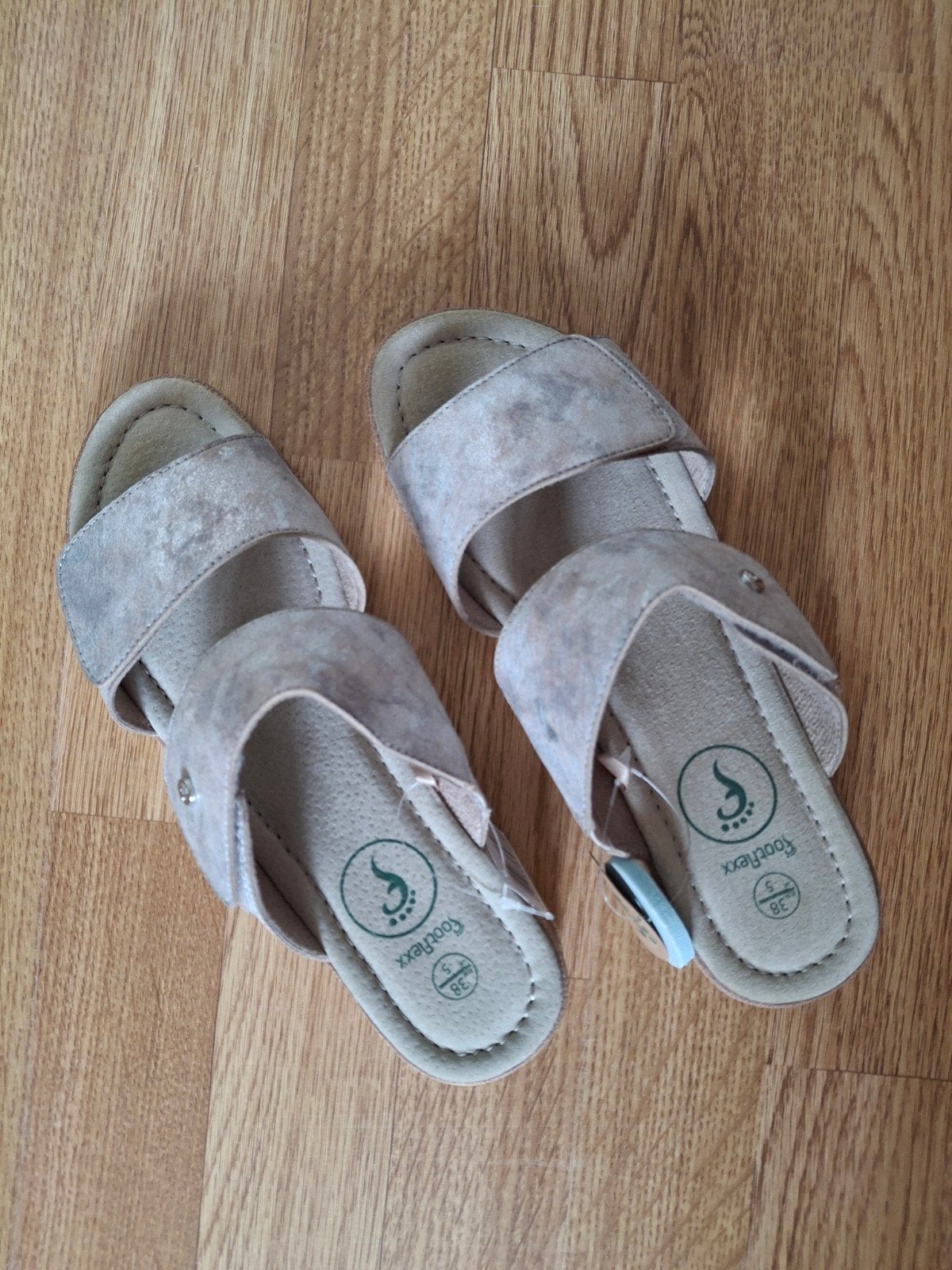 NIEUW  Beige - goudkleurige sandalen slippers maat 38, Beige, Nieuw, Sandalen of Muiltjes, Esmara