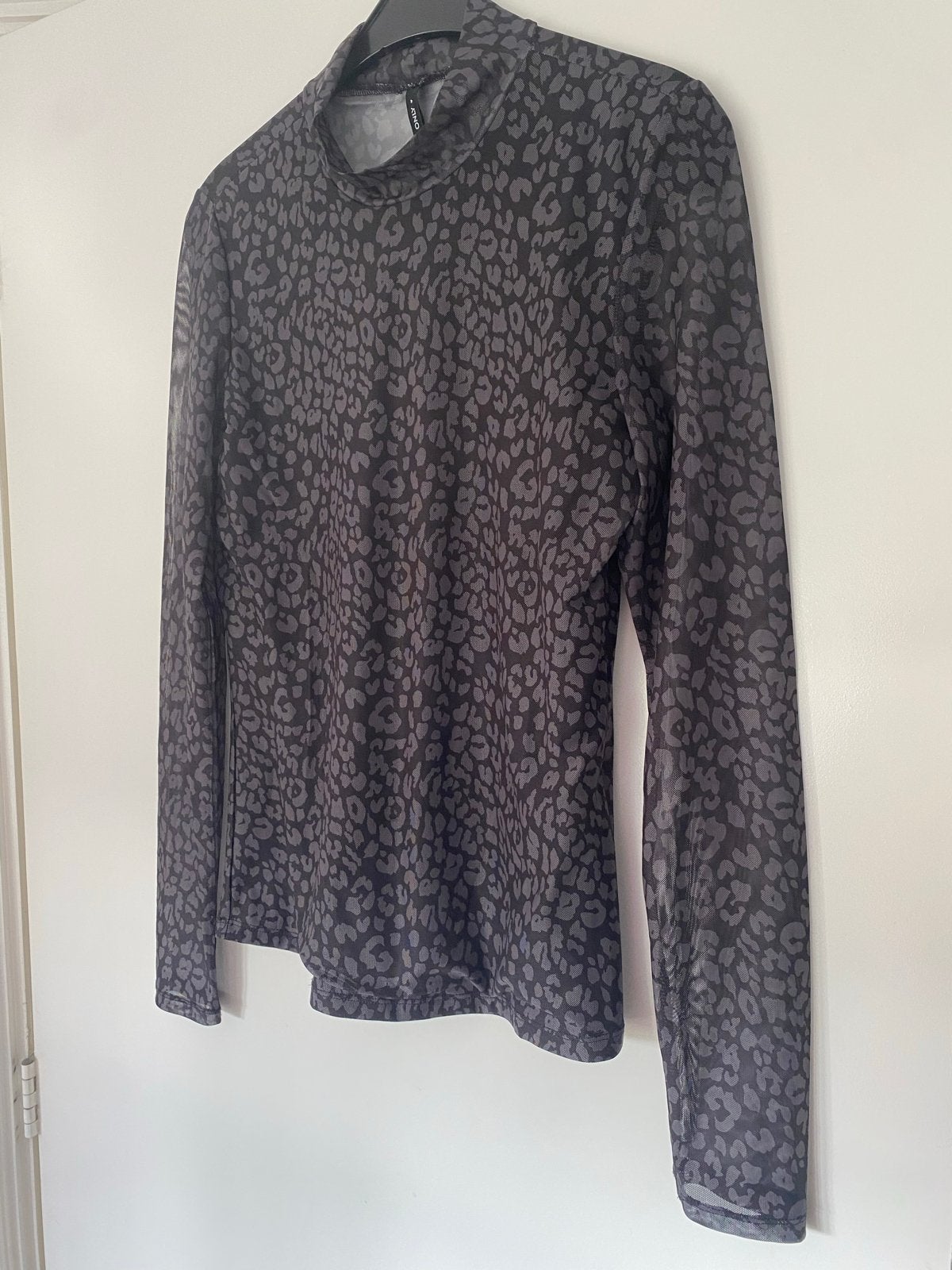 Only shirt met luipaardprint - Maat M, Zo goed als nieuw, Lange mouw, Grijs, Ophalen
