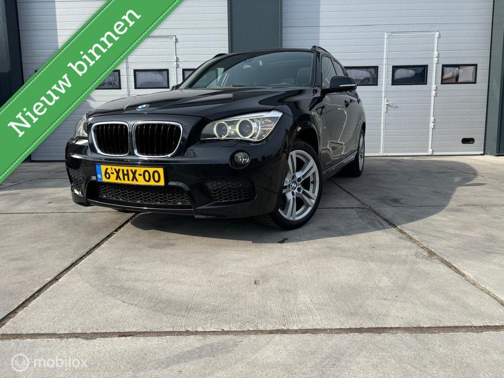BMW X1 sDrive20i High Executive, Auto's, 1800 kg, Euro 6, 4 cilinders, Zwart