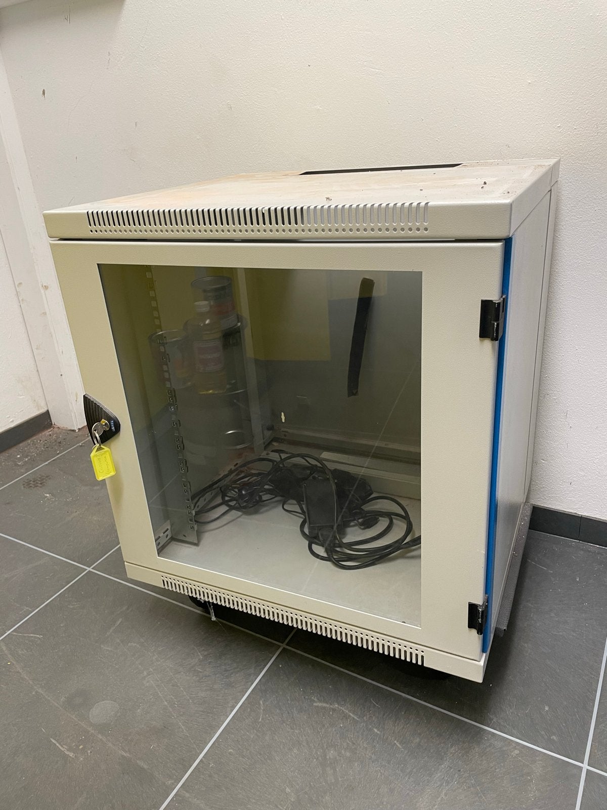 Compacte serverkast met glazen deur, Ophalen, Gebruikt, Glas, Plaatstaal