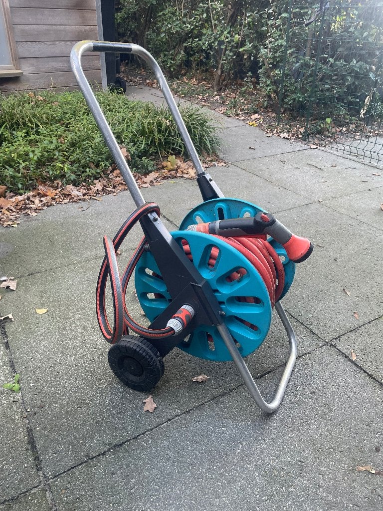 Gardena slangenwagen met 20 meter slang en spuitstuk, Ophalen of Verzenden, Gebruikt, Tuinslanghaspel