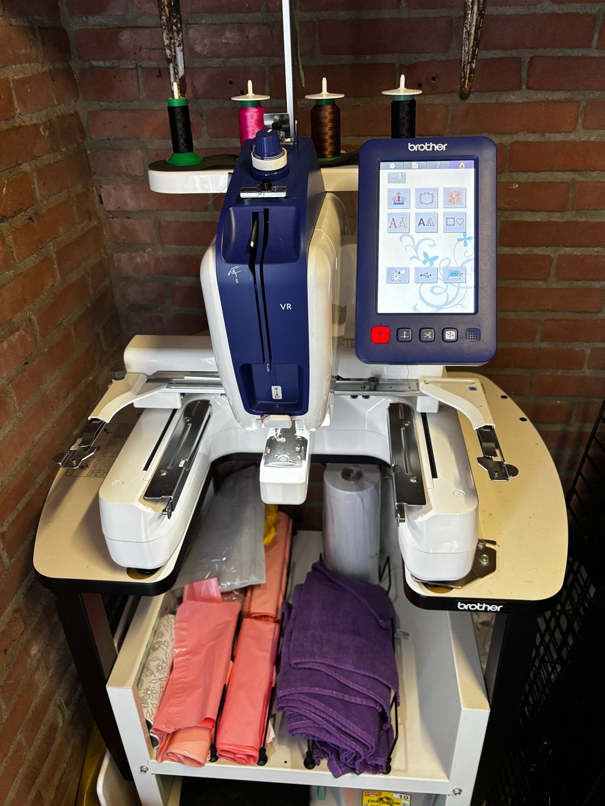 Brother VR borduurmachine met accessoires en tafel, Ophalen, Industrieel, Brother, Naaimachine