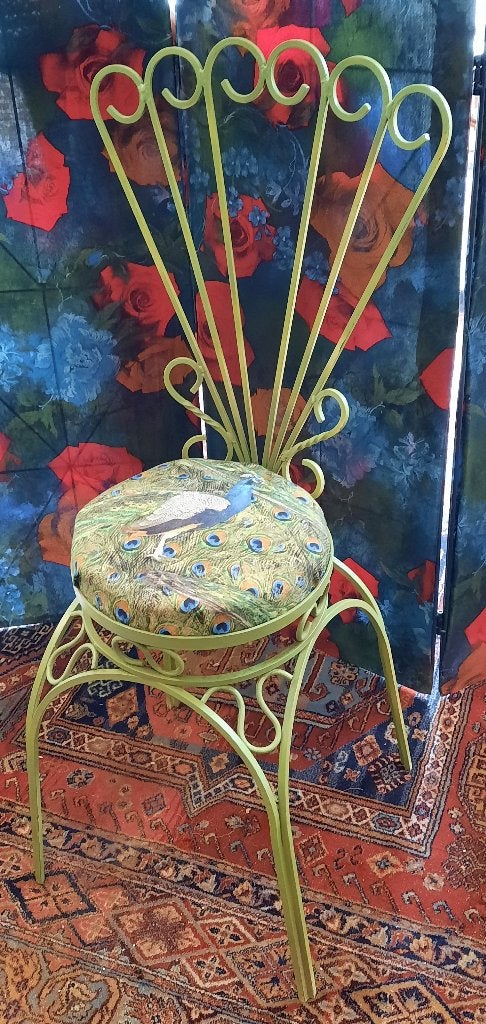 groen metalen brocante stoeltje met pauwenstof bekleed, Huis en Inrichting, Stoelen, Ophalen, Brocante, romantisch, sierlijk, Overige kleuren