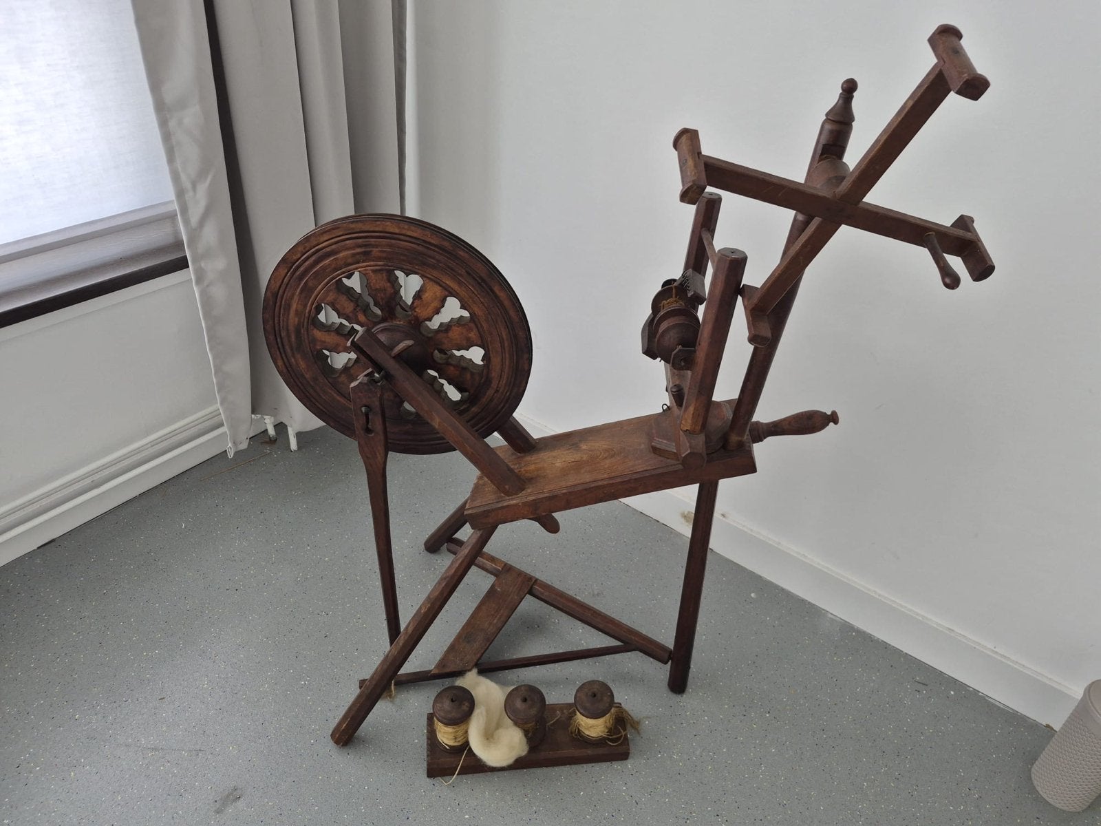 Antiek Spinnewiel - Compleet met Spoelen en Wol, Ophalen of Verzenden, Gebruikt, Spinnewiel