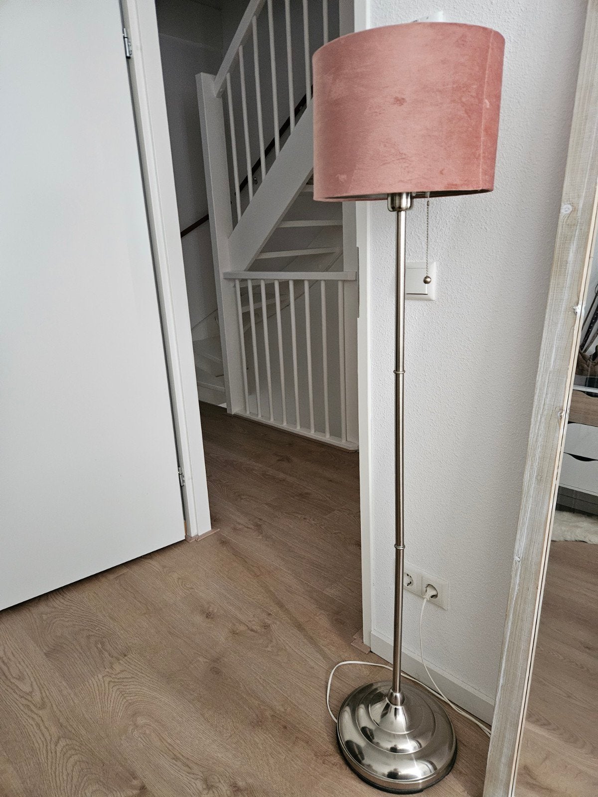 Stijlvolle staande lamp met roze velours kap, Gebruikt, Modern, Elegant, Metaal, 150 tot 200 cm