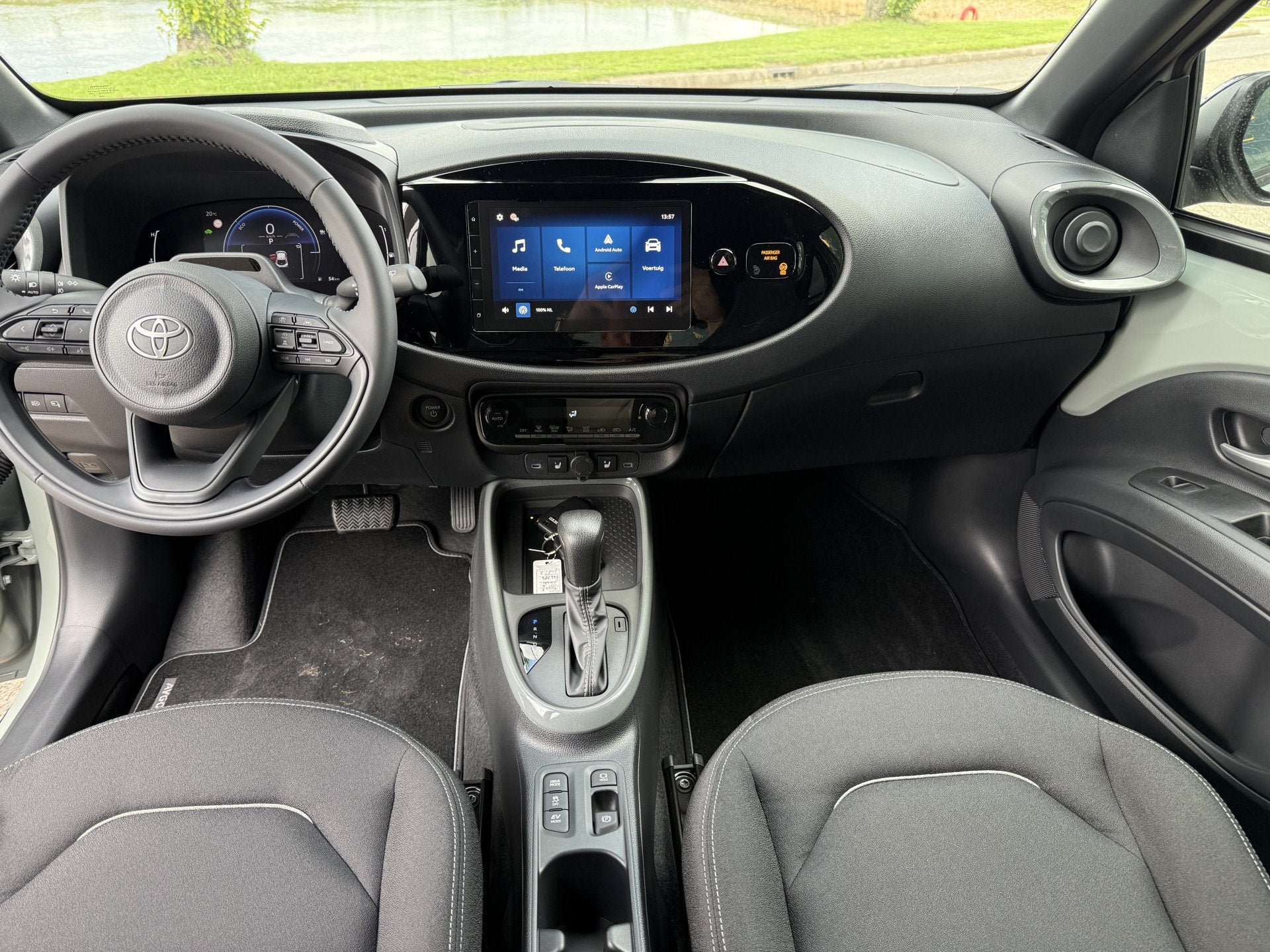 Toyota Aygo X Hybrid 115 pulse Automaat * Stoelverwarming *, Stof, Gebruikt, Zwart, 4 stoelen