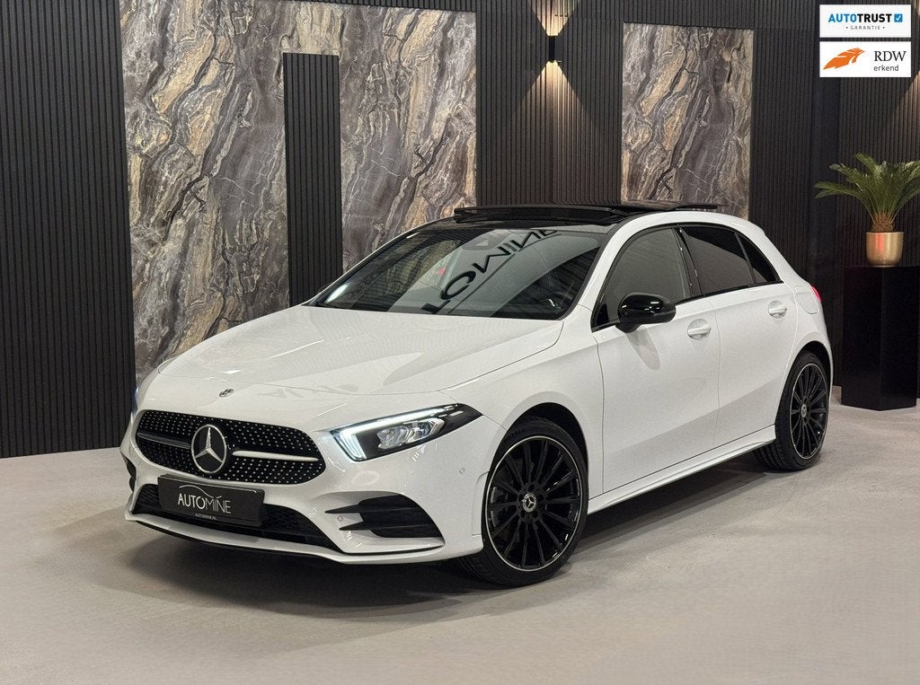 Mercedes-Benz A-klasse 250e AMG |PANO|SFEER|CAMERA|BOMVOL, Auto's, Mercedes-Benz, Gebruikt, 4 cilinders, 15 kWh, Wit