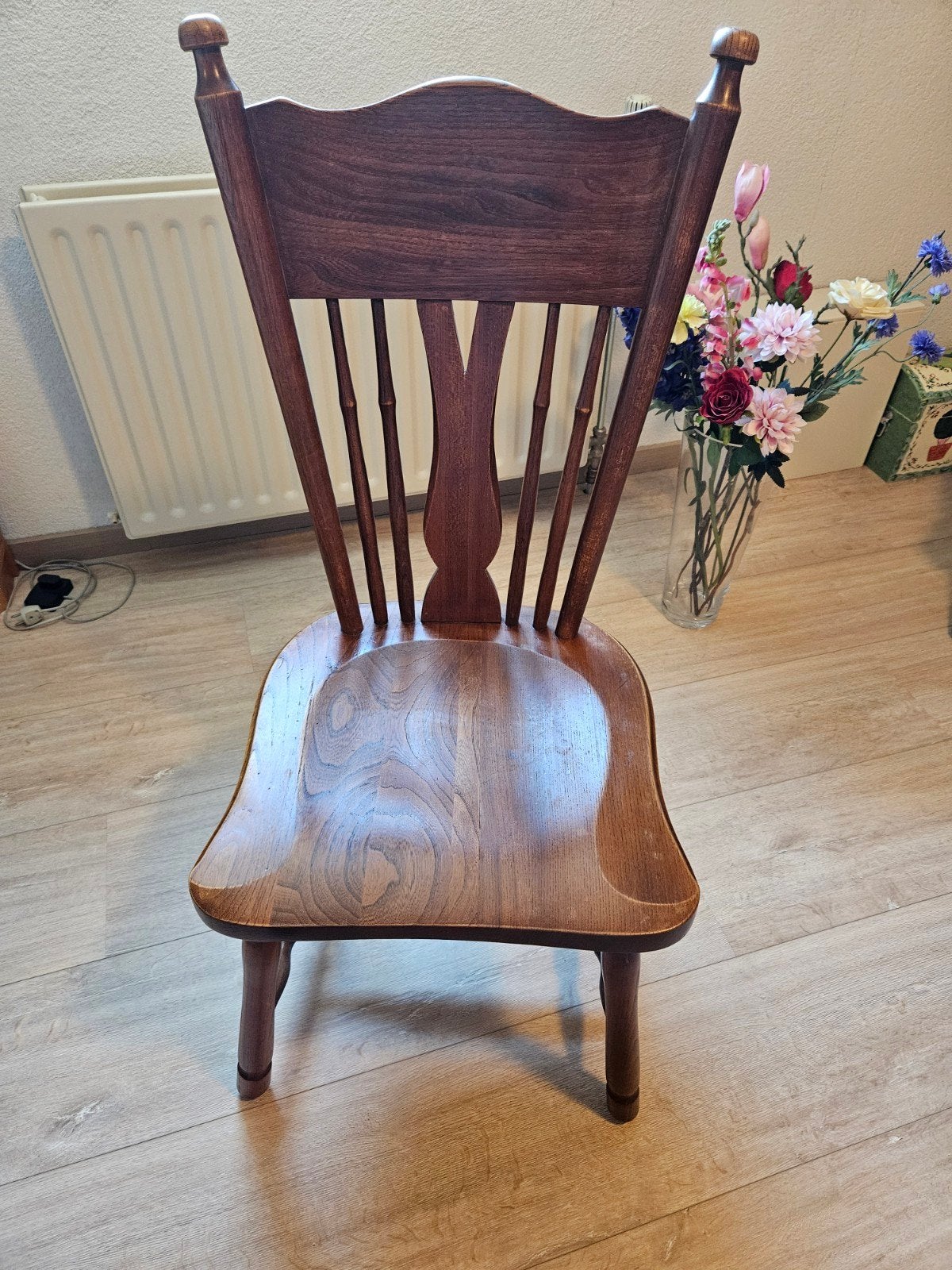 Bekende houten eettafel, 4 stoelen en evt. kast, Antiek en Kunst, Ophalen