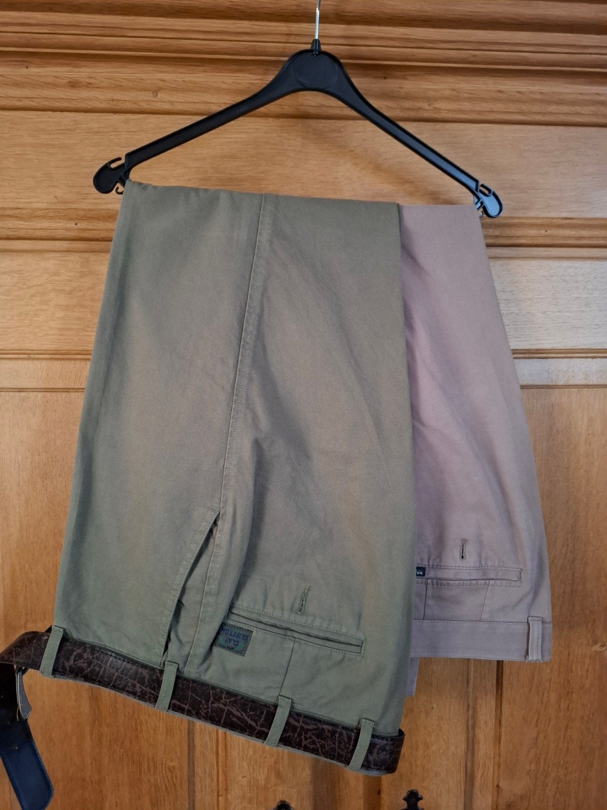 2 Heren Pantalons: Brax Beige & Clay Cliffton Maat 25, Beige, Overige maten, Ophalen of Verzenden, Zo goed als nieuw