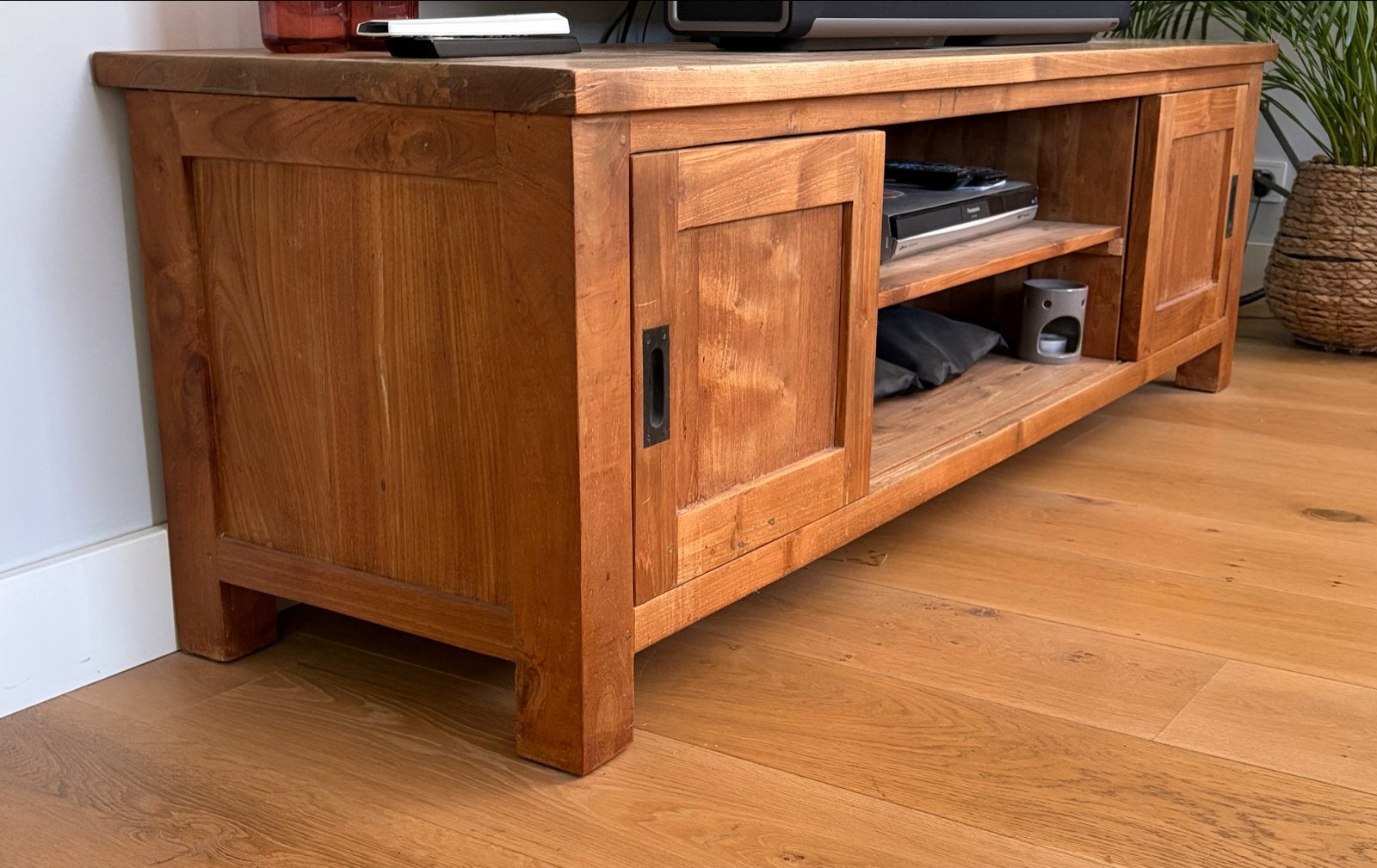 Massief teak houten tv-meubel met schuifdeuren, Ophalen, Gebruikt, 150 tot 200 cm, Teakhout