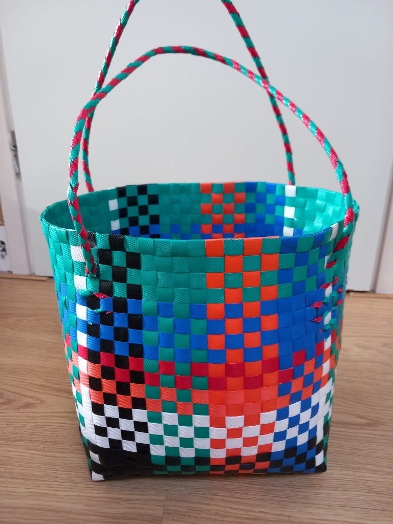 Kleurrijke tas/ opbergmand gemaakt in Afrika, Ophalen of Verzenden, Zo goed als nieuw, Rond, Riet