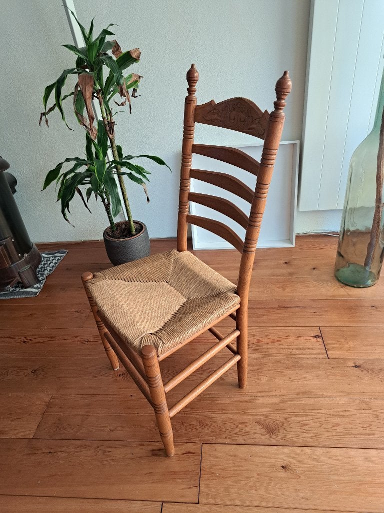 4 houten "kerkstoelen" met rieten zitgedeelte, Ophalen, Gebruikt, Bruin, Klassiek