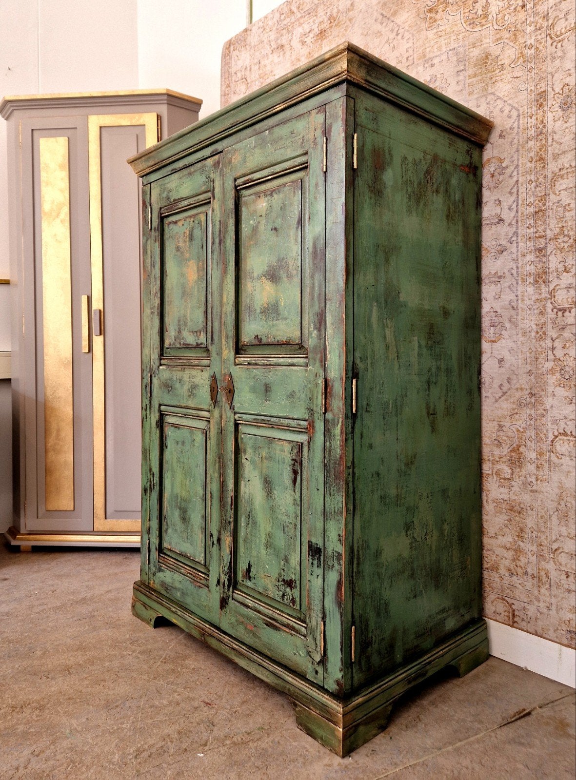 Unieke vintage kast in army groen, Antiek en Kunst, Antiek | Meubels | Kasten, Ophalen