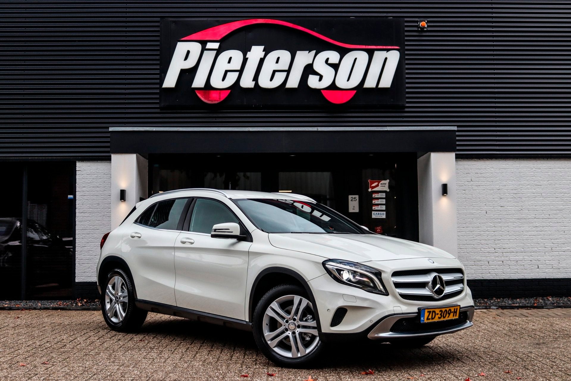 Mercedes-Benz GLA-klasse 180 Prestige XENON CAMERA NAVI, Auto's, Gebruikt, 4 cilinders, 715 kg, 1595 cc