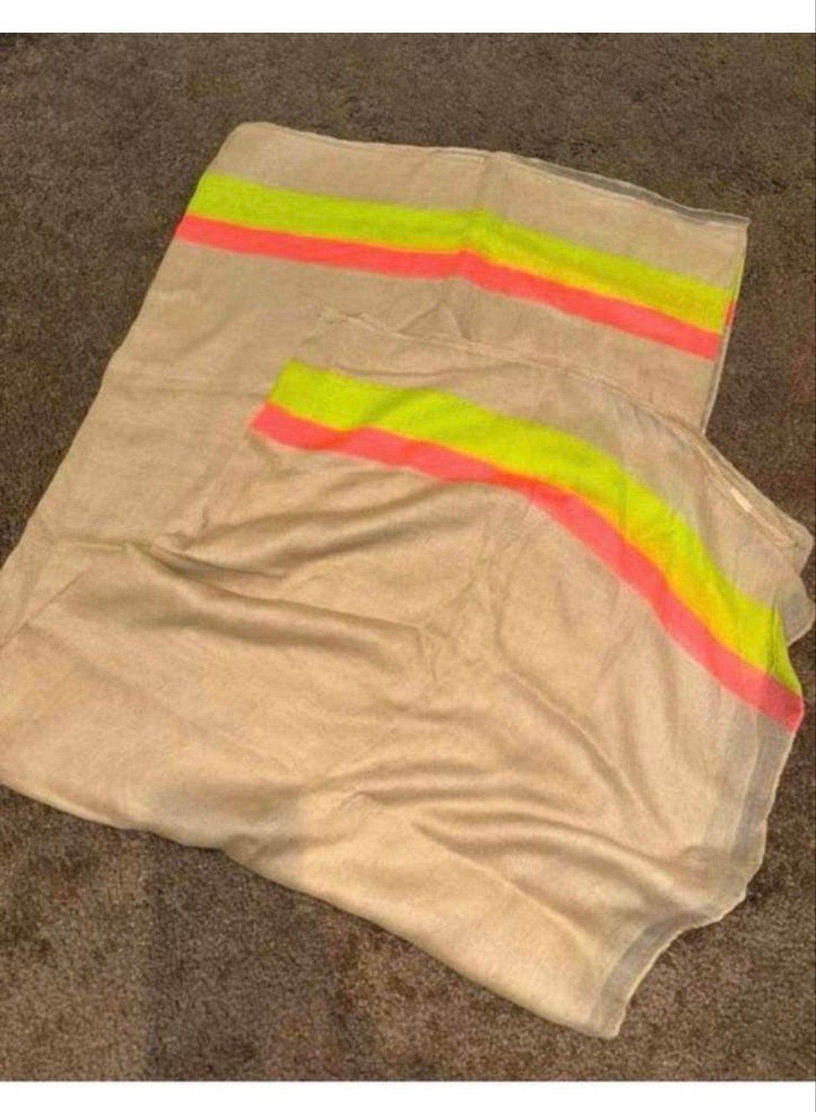 Lichte sjaal met neon strepen, Ophalen of Verzenden, Zo goed als nieuw, Maat 46/48 (XL) of groter, Sjaal