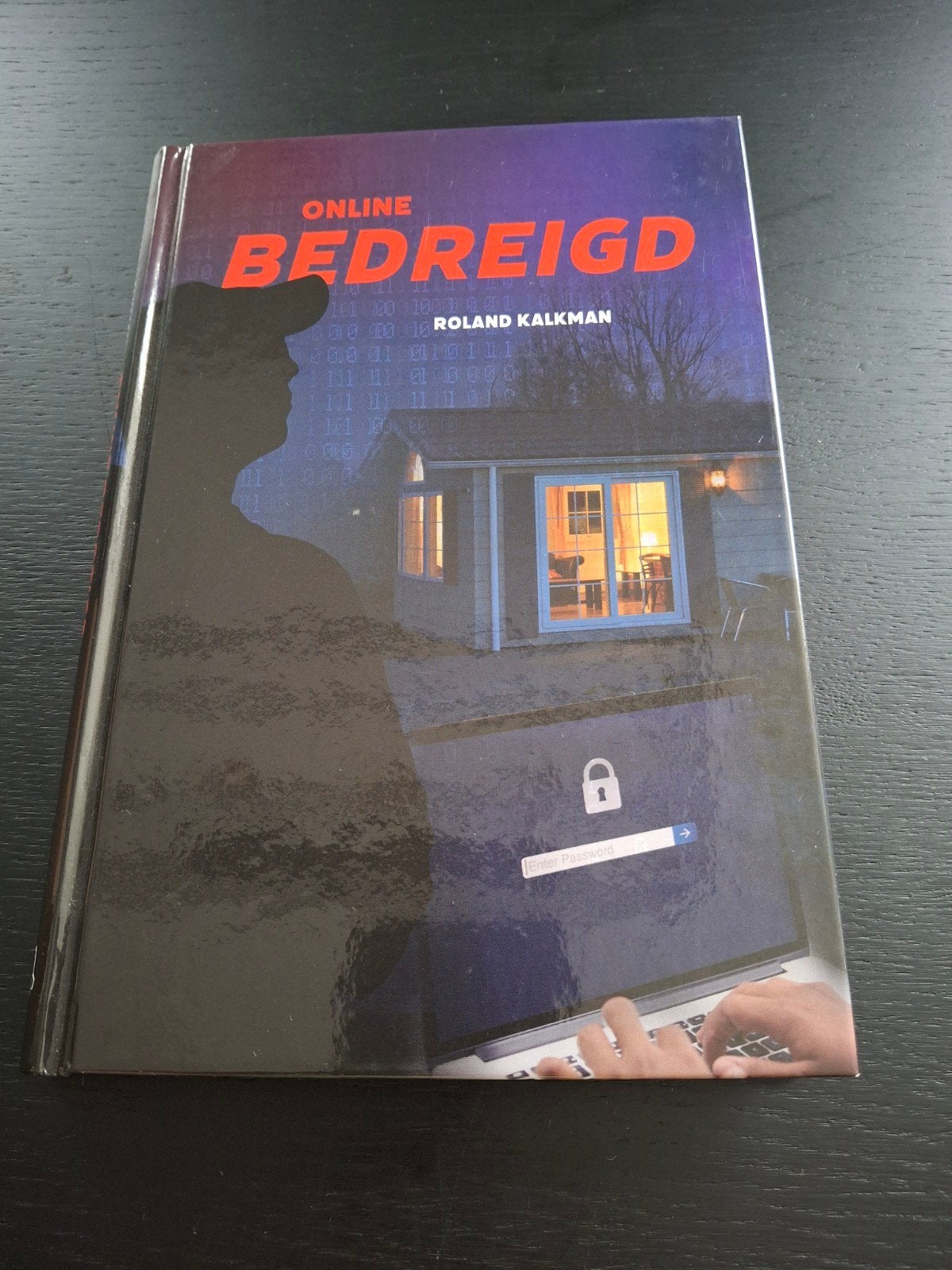 Online bedreigd, Ophalen of Verzenden, Zo goed als nieuw