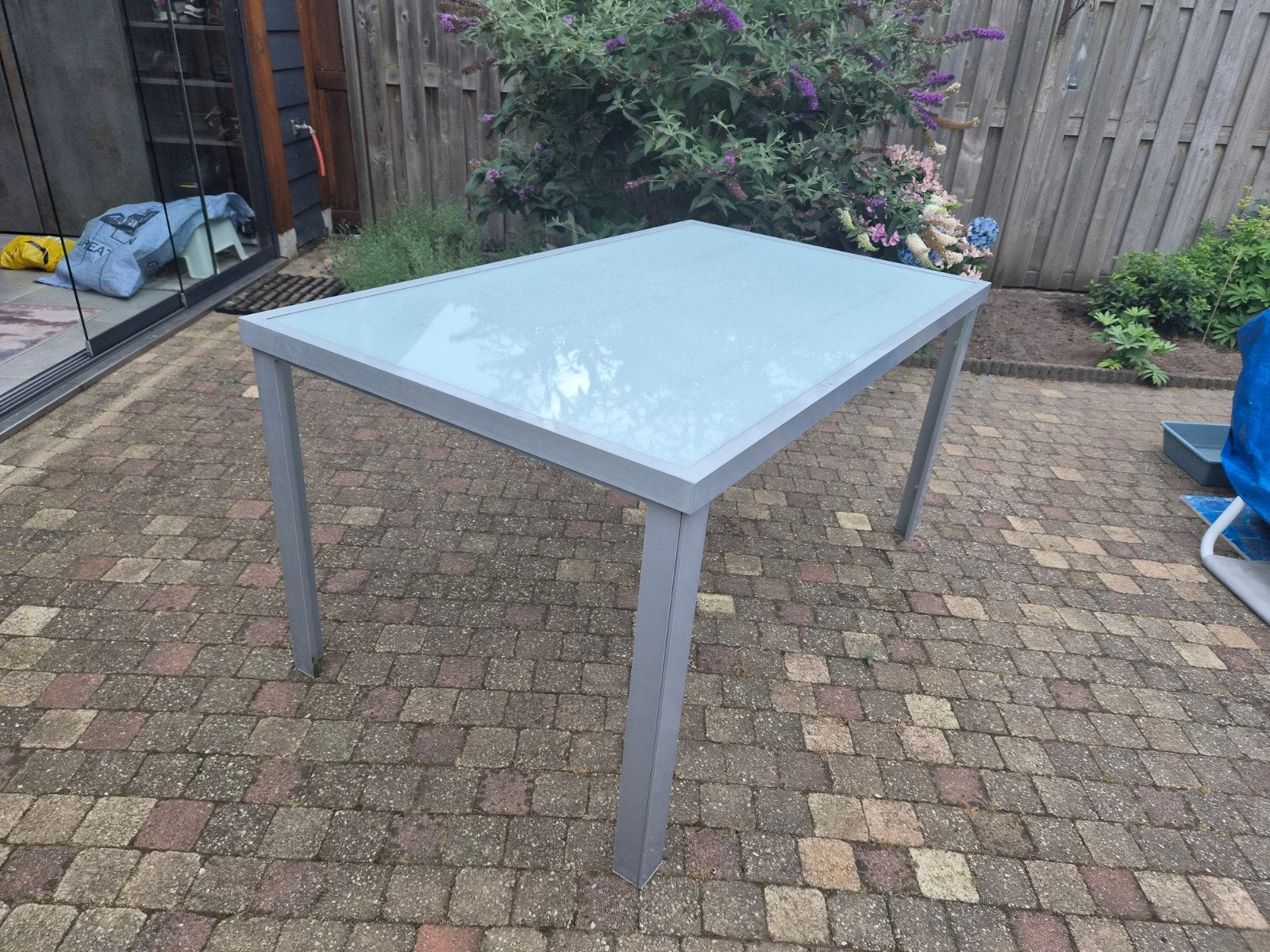 Tuintafel, aluminium ,  mat-wit glazen blad., Tuin en Terras, Ophalen, Gebruikt, Rechthoekig, Aluminium