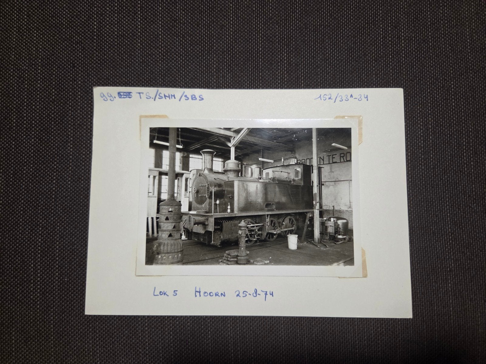 Zwart-wit foto Lok 5 Hoorn 25-8-74, Verzamelen, Spoorwegen en Tramwegen, Ophalen of Verzenden, Gebruikt, Trein, Kaart of Prent