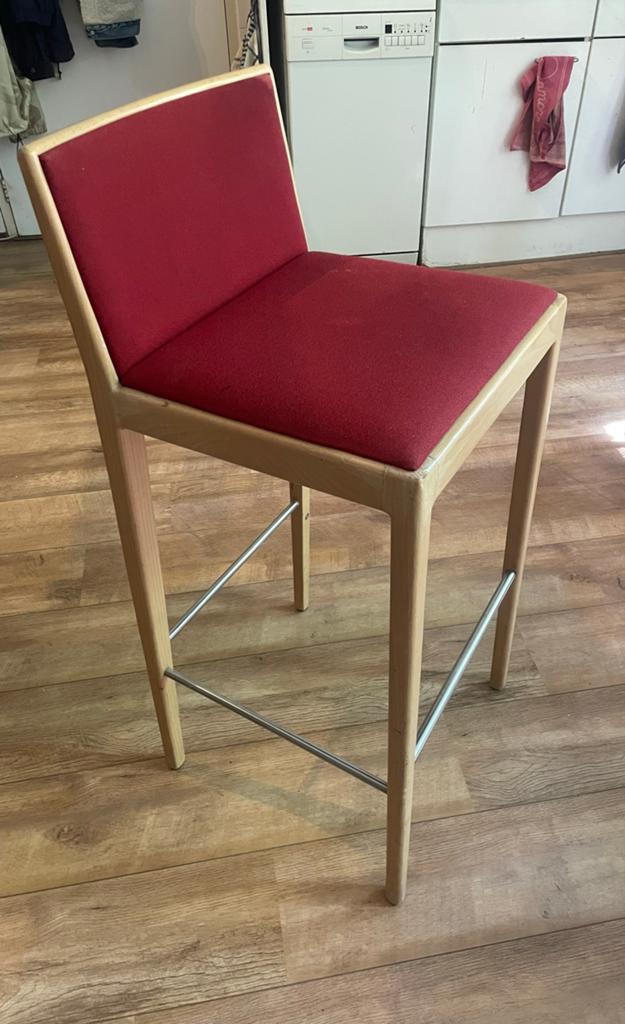Vintage houten barkruk met rode stoffen zitting, Huis en Inrichting, Barkrukken, Gebruikt, Met voetsteun, 60 tot 90 cm, 1 kruk