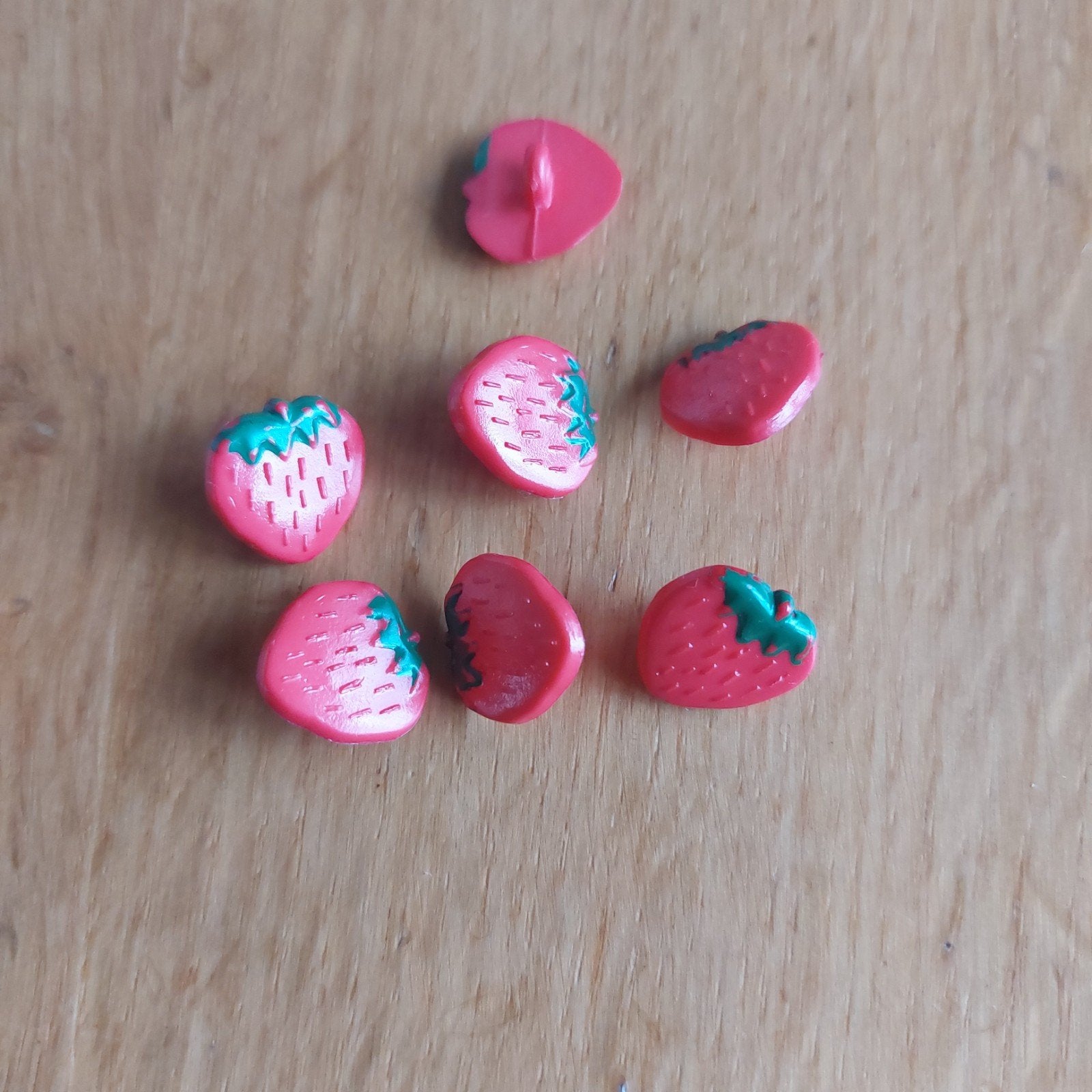 Leuke aardbeien knopen voor kleding en decoratie, Ophalen of Verzenden, Gebruikt, Knoop of Knopen