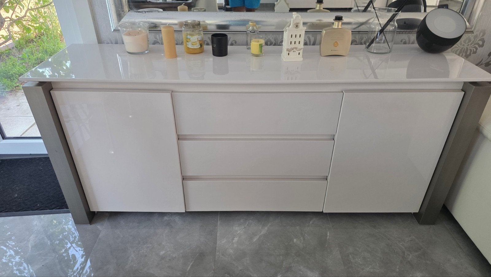 Moderne witte dressoir met lades en deuren  incl. spiegel, Modern, Strak, Glanzend, 150 tot 200 cm, Zo goed als nieuw, 25 tot 50 cm