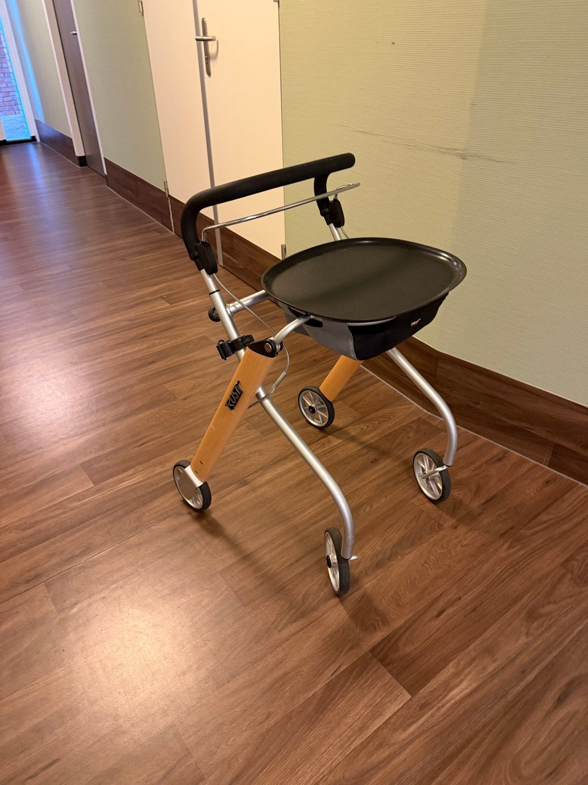 Rollator voor in huis., Ophalen