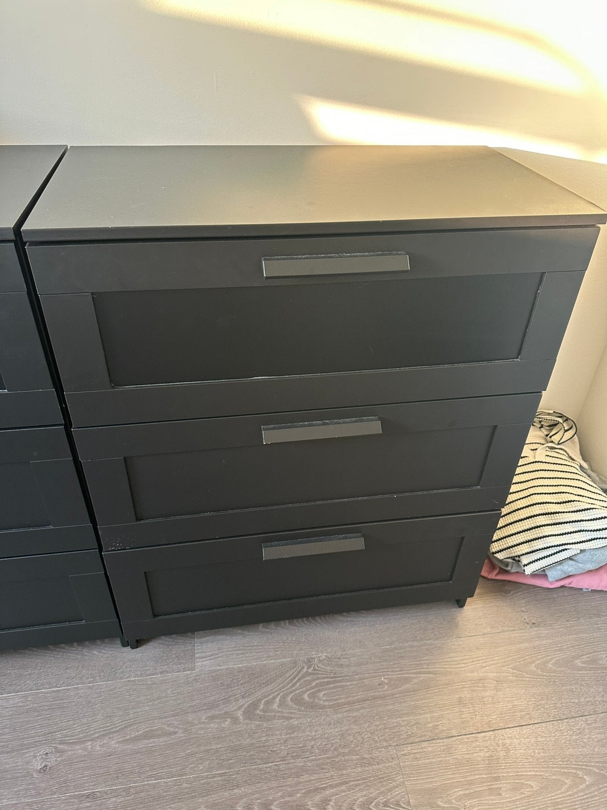 Brimnes Ladekast met lichte schade aan voorkant, Huis en Inrichting, Kasten | Ladekasten, Gebruikt, 100 tot 150 cm, 50 tot 100 cm