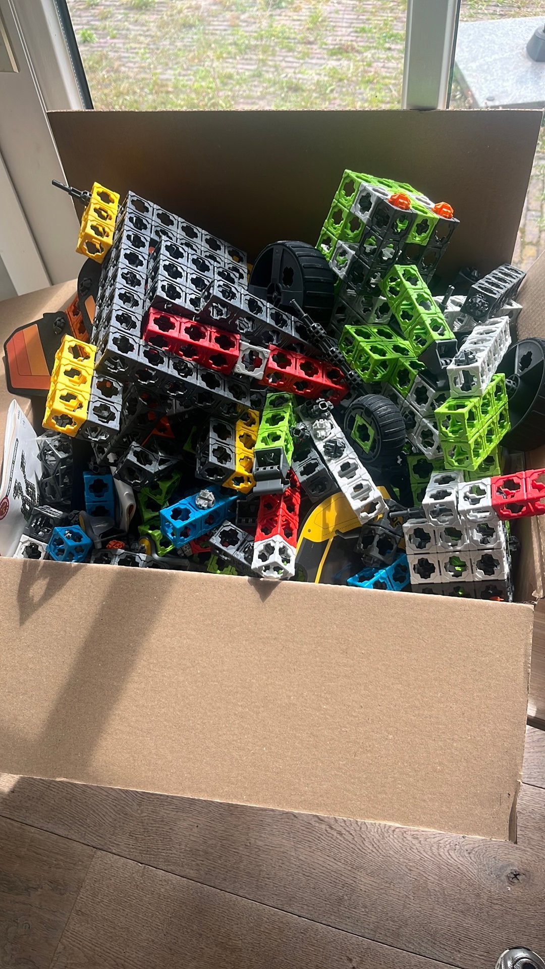 Twickto constructiespeelgoed, Ophalen