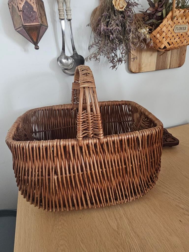 Vintage rieten mand met handvat, Huis en Inrichting, Woonaccessoires | Schalen en Manden, Gebruikt, Mand, Ophalen of Verzenden