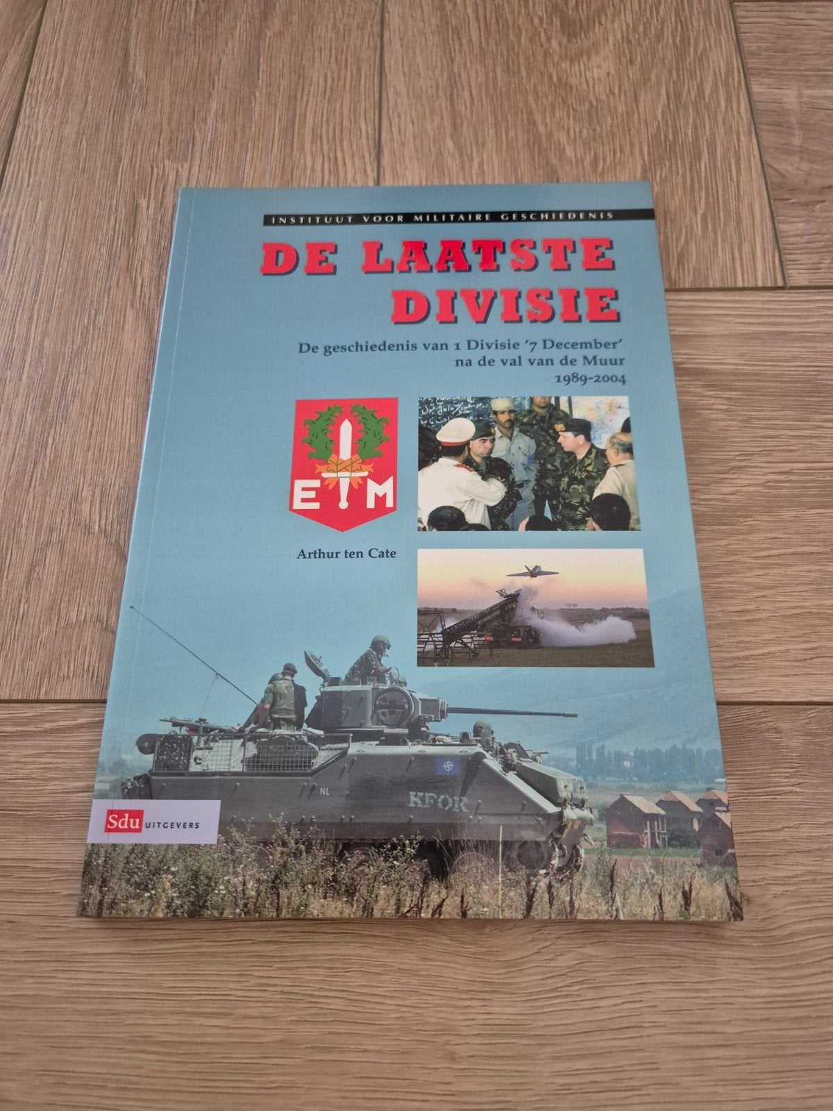 De Laatste Divisie: Geschiedenis 1 Divisie '7 December', Boeken, Arthur ten Cate, Ophalen of Verzenden, Zo goed als nieuw, Landmacht