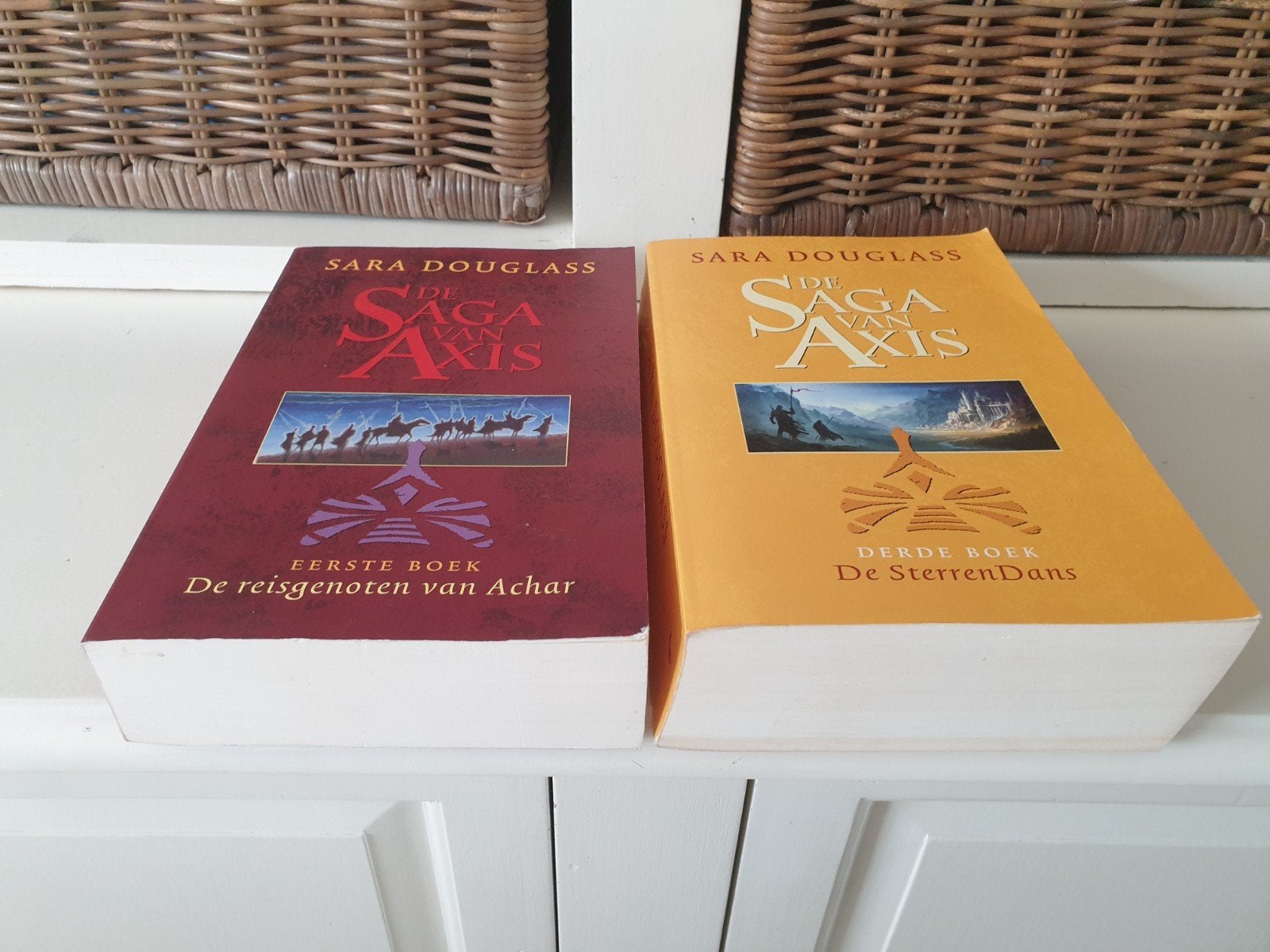 Sara Douglass - De saga van Axis, Ophalen of Verzenden, Gelezen