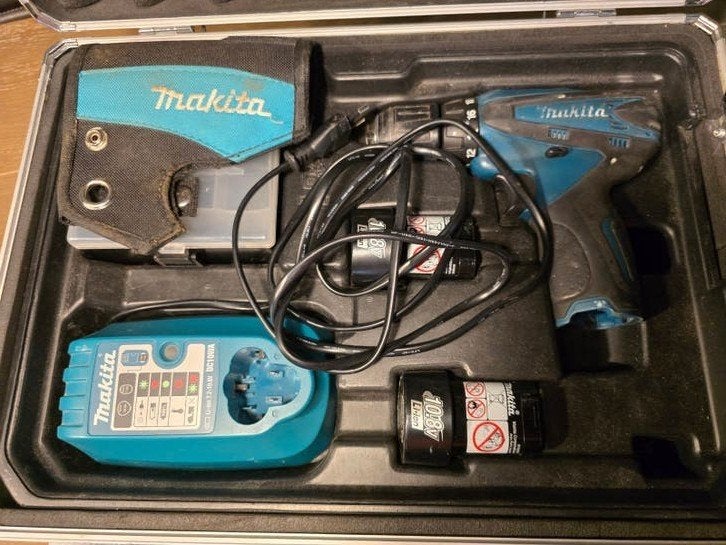 Makita DF330D 10.8V Boor- en Schroefmachine met koffer, Gebruikt, Variabele snelheid, Ophalen of Verzenden, Boor- en Schroefmachine