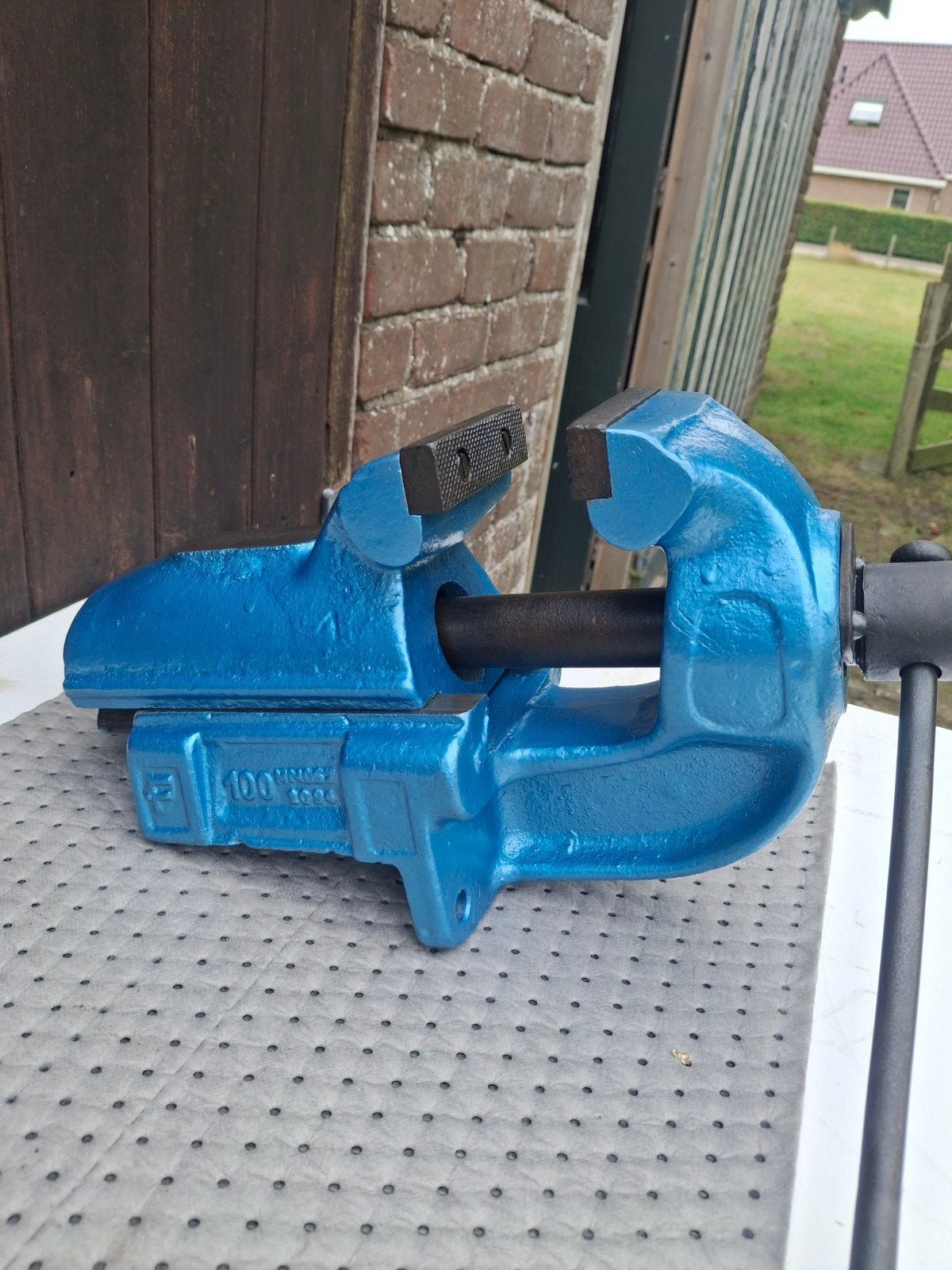 Bankschroef 10 cm bekbreedte - Blauw, Doe-het-zelf en Verbouw, Gereedschap | Handgereedschap, Ophalen of Verzenden, Gebruikt, Bankschroef