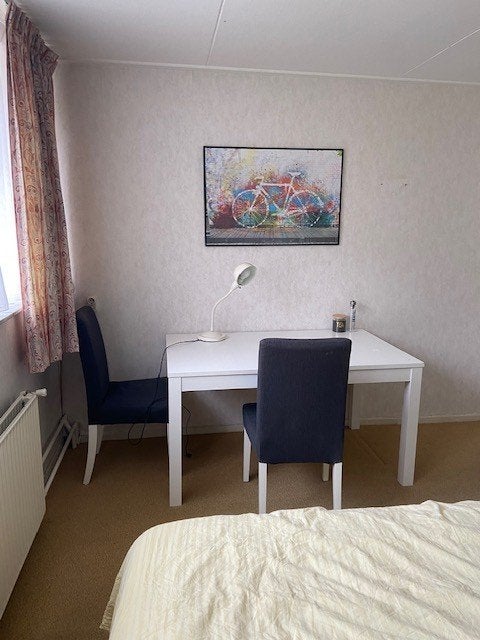 IKEA BJURSTA uitschuifbare eettafel wit + 4 KÄTTIL stoelen, Ophalen, 150 tot 200 cm, 200 cm of meer, Zo goed als nieuw