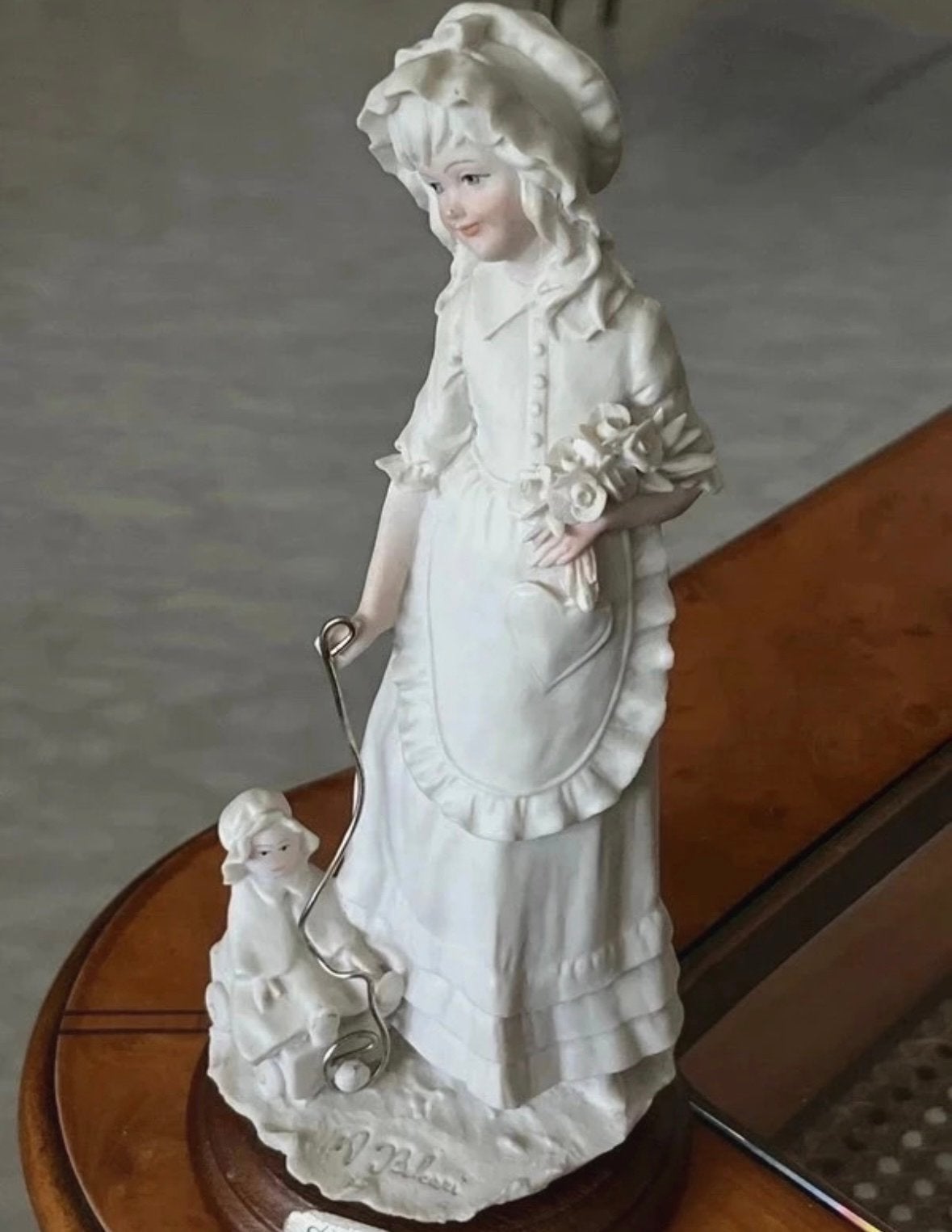 Porseleinen beeldje van dame met bloemen en hondje, Ophalen of Verzenden, Handgemaakt, 20 - 50 cm, Beeld