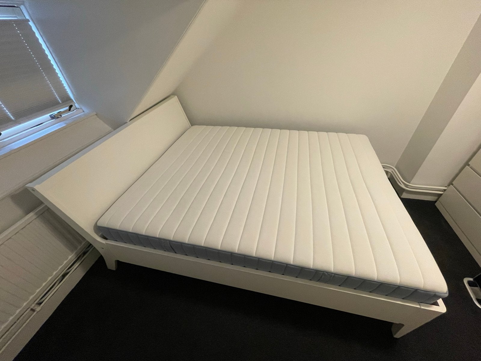 Beter Bed Frame, Base & Ikea Valevag Mattress, Ophalen, Wit, Tweepersoons, 160 cm