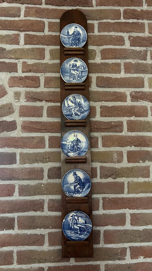 Antieke Delfts Blauwe Tegeltjes op Houten Plank, Ophalen