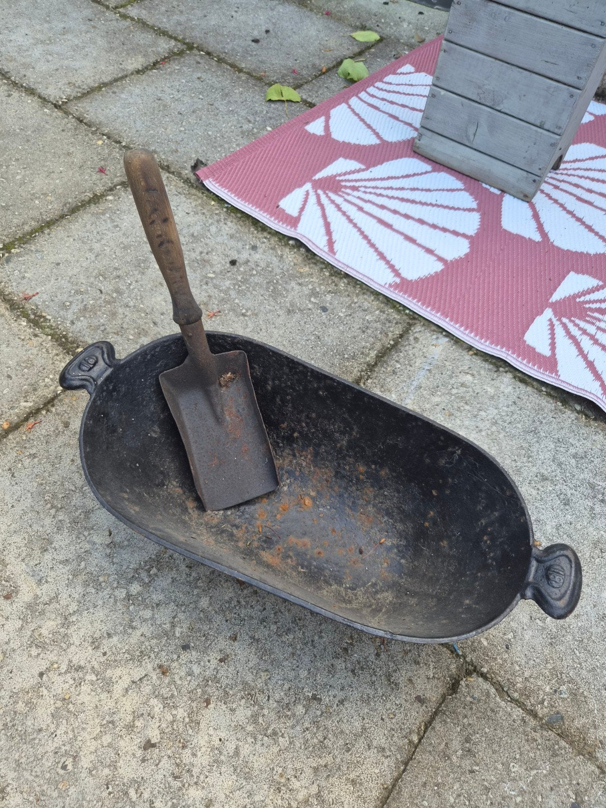 Antieke kolenbak met schepje, Ophalen