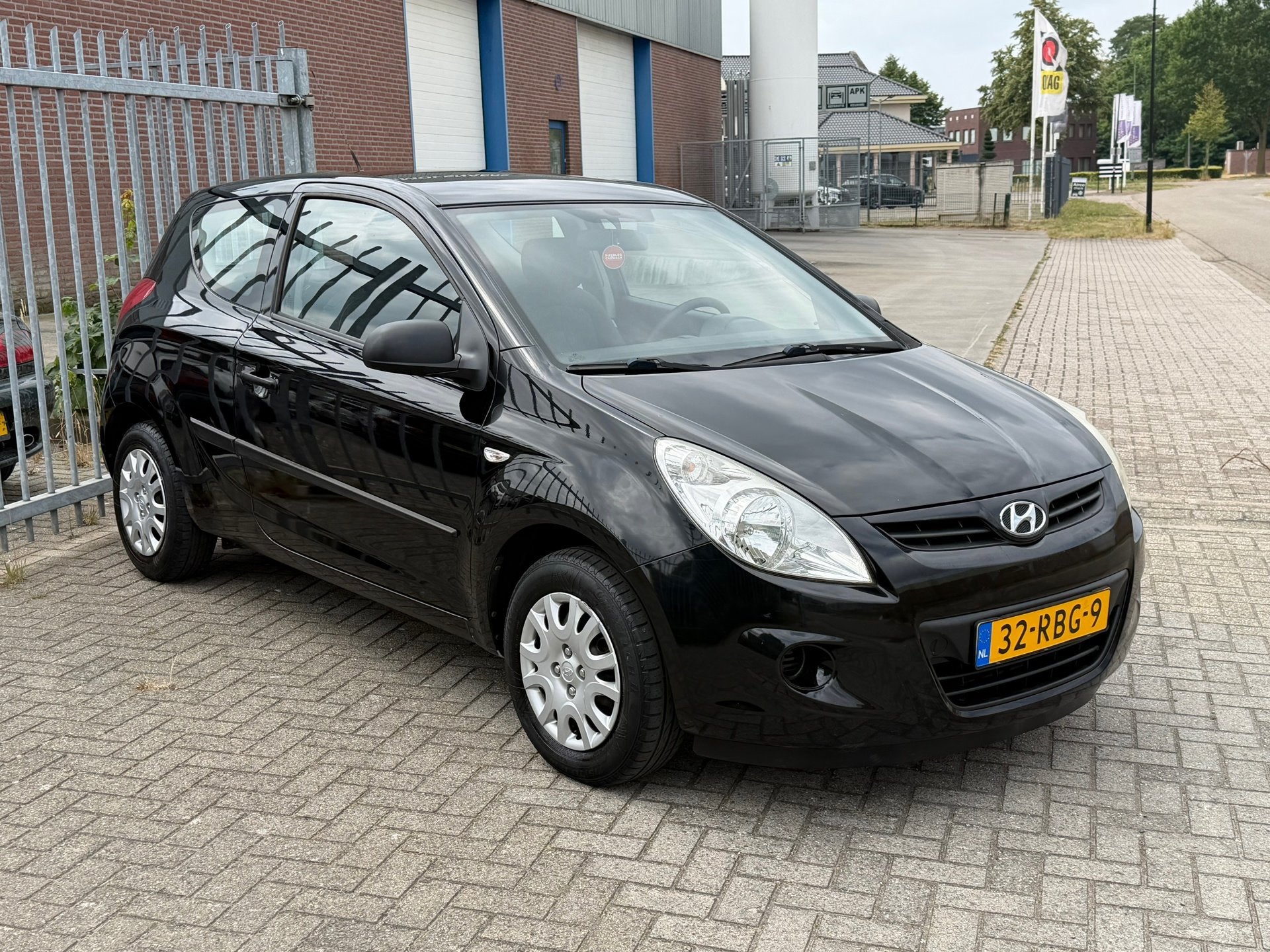 Hyundai I20 1.2i i-Drive NL AUTO NAP! 1E EIGENAAR! DEALER ON, Auto's, Voorwielaandrijving, Gebruikt, 4 cilinders, Zwart