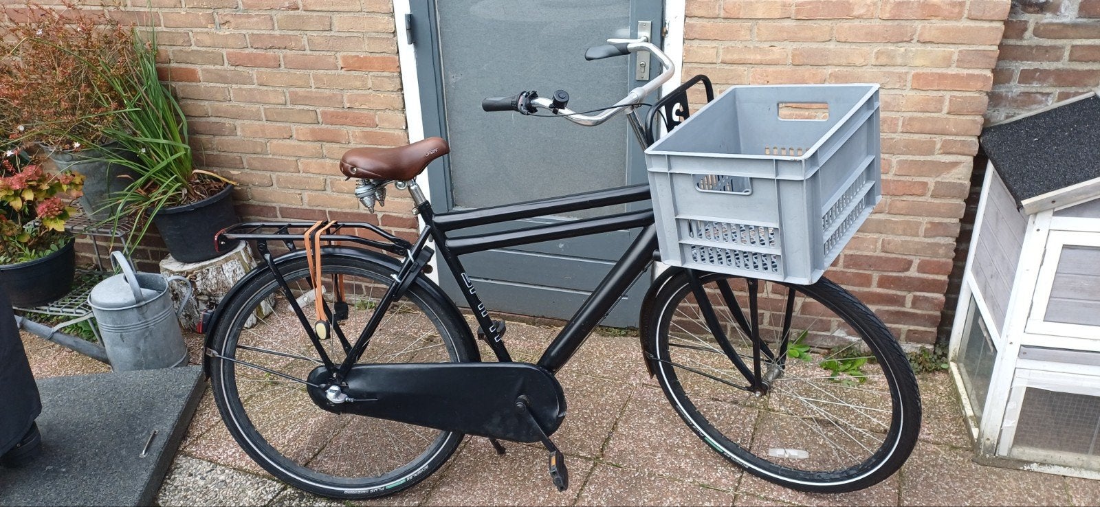 Zwarte transportfiets met krat, Ophalen, Velgrem, Versnellingen, Gazelle