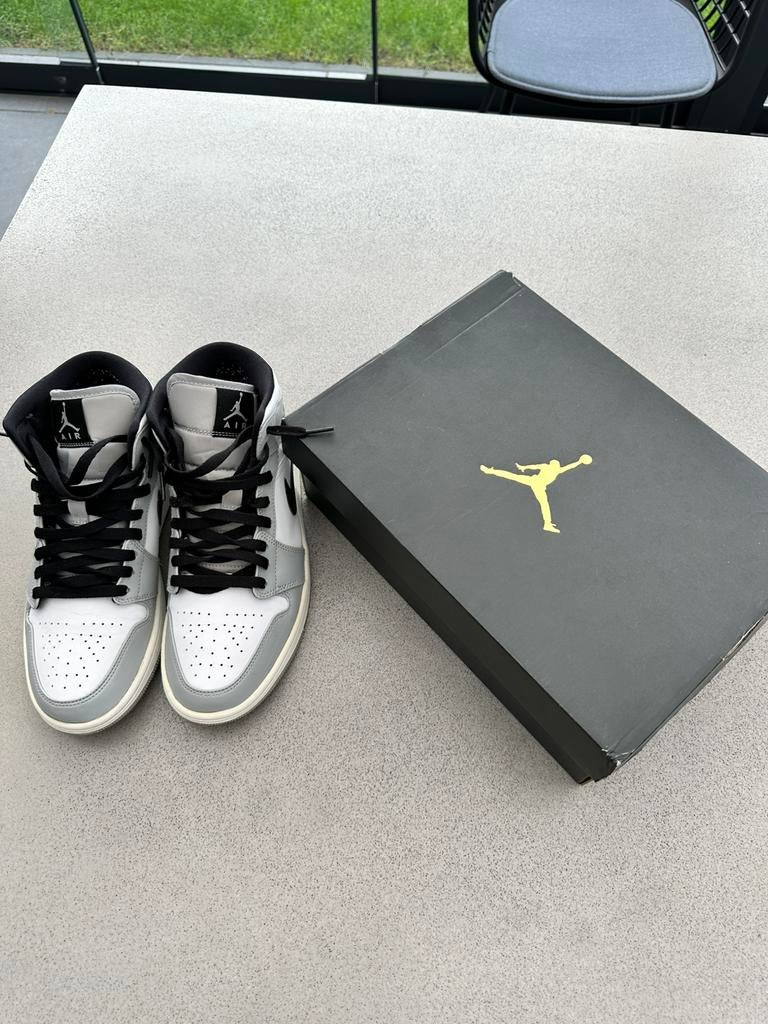 Nike Air Jordan 1 Mid - StockX Verified, Ophalen of Verzenden, Zo goed als nieuw, Overige kleuren