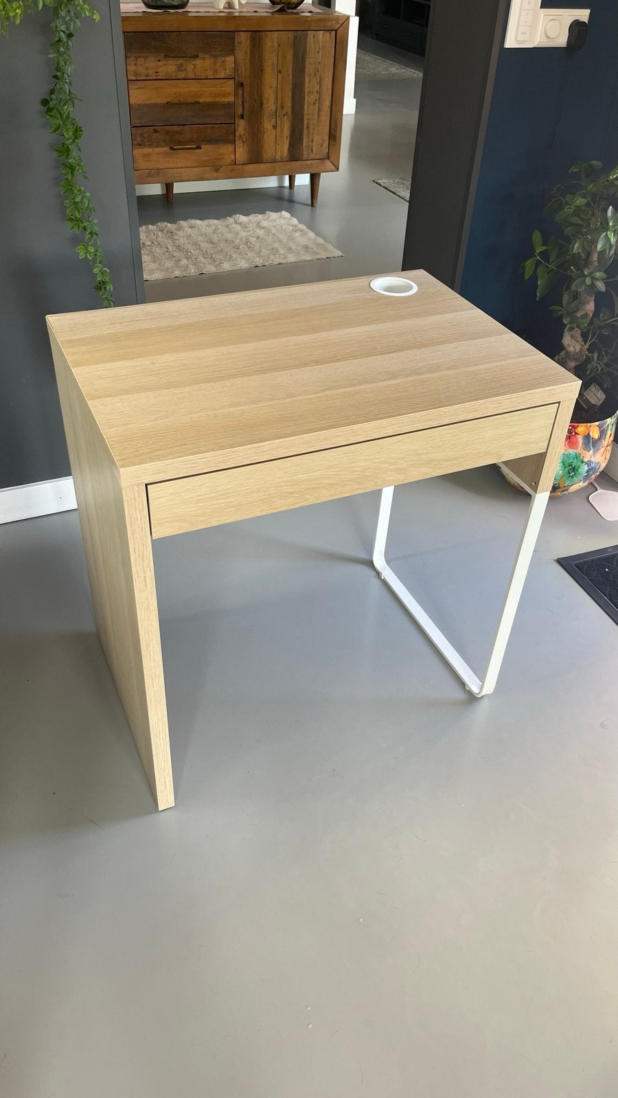 Modern houten bureau met lade en kabeldoorvoer, Ophalen, Hout, Kabelgoot, Bruin