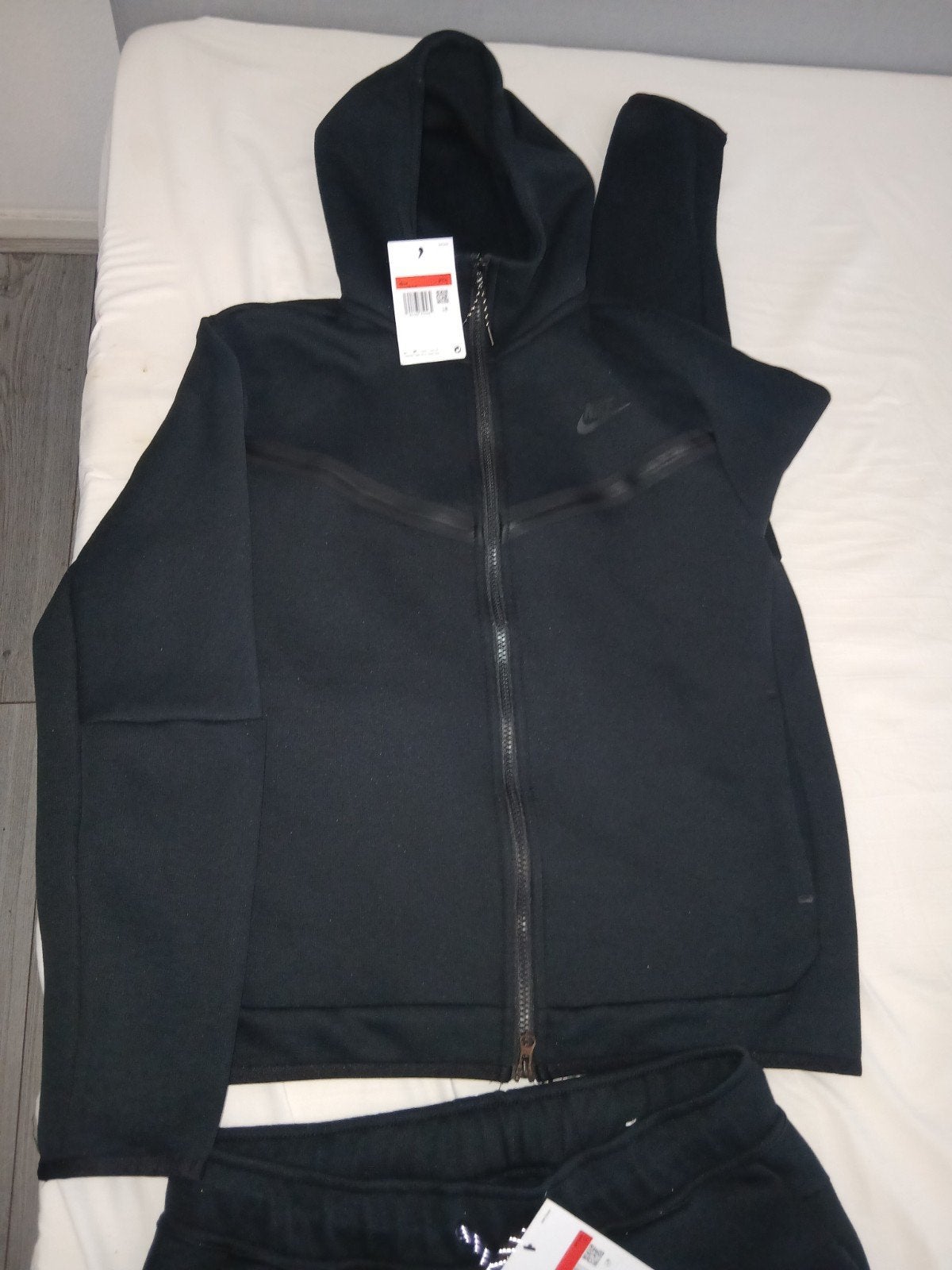 Nike Tech Fleece Trainingspak Zwart - Nieuw met labels, Kleding | Heren, Spijkerbroeken en Jeans, Zwart, Nike, Nieuw, W32 (confectie 46) of kleiner